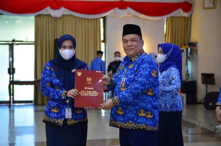 Sempena HUT Korpri ke-51, Sekdaprov Riau Serahkan Piagam Penghargaan dari Presiden Jokowi ke 25 ASN